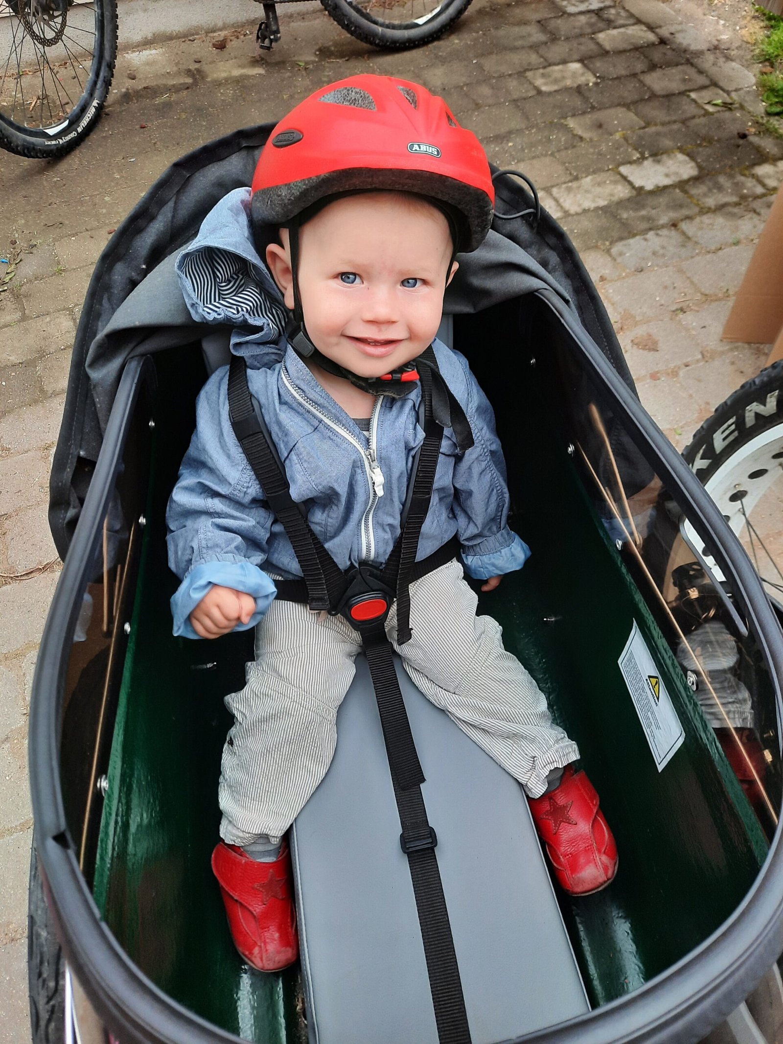 Kindje in het fietszijspan van Scandinavian Sidebike met veiligheidsgordel.