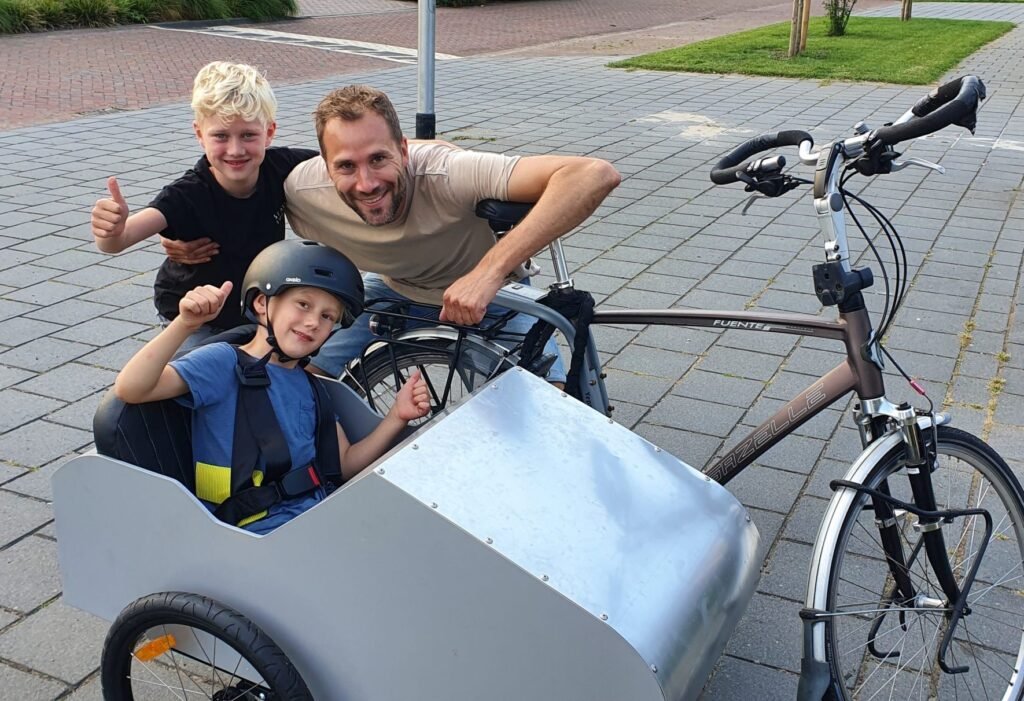 Lud Uitdewilligen met het fietszijspan dat hij heeft gemaakt voor zijn zoons Jip, Len en Sam.