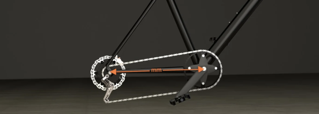 Illustratie van een fiets met afstand van hart trapas tot achteras voor keuze tussen een lange of korte montagebeugel voor het fietszijspan.