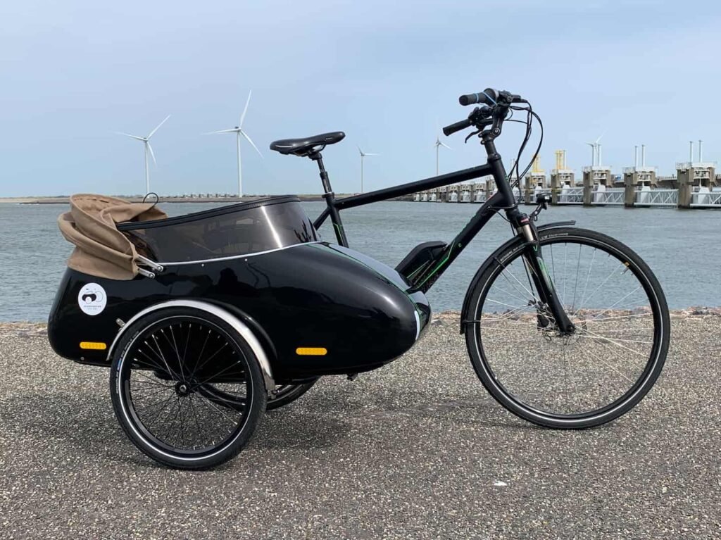 Zwarte Scandinavian Sidebike fietszijspan aan fiets van opa Danny.