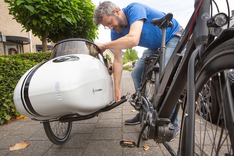 Test met fietszijspan waarbij TestKees van de Fietsersbond laat zien hoe je het zijspan makkelijk los & vast kan maken.