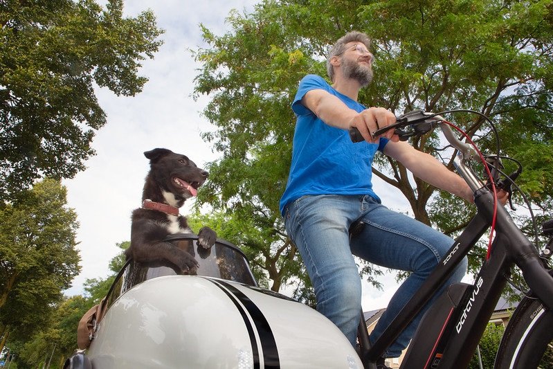 Test met zijspan door TestKees van de Fietsersbond met een hond in het zijspan